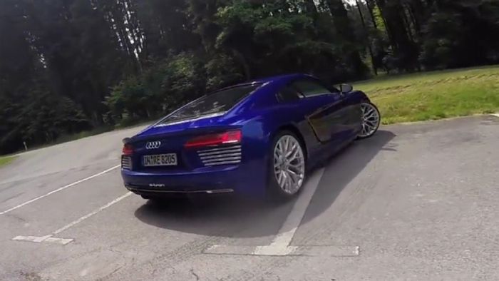 Ο φακός συνέλαβε το νέο Audi R8 e-tron στους δρόμους του Ίνγκολστάντ. Δείτε το σε video.