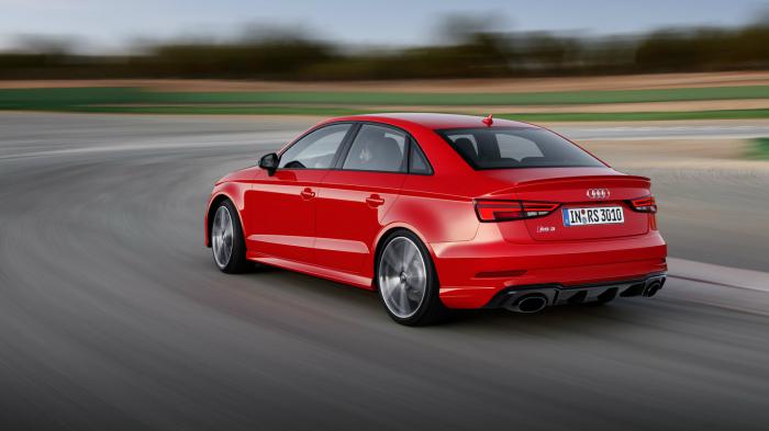Κάτω από το καπό του ανανεωμένου Audi RS3 κρύβεται ο 5κύλινδρος κινητήρας χωρητικότητας 2,5 λτ. με 400 άλογα. Κάτω από το καπό του ανανεωμένου Audi RS3 κρύβεται ο 5κύλινδρος κινητήρας χωρητικότητας 2,5 λτ. με 400 άλογα.