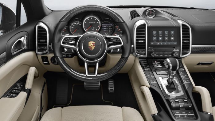 Η διαφορά αφορά στον εξοπλισμό της Cayenne, καθώς πλέον διατίθεται με το νέας γενιάς σύστημα infotainment της εταιρείας, το PCM (Porsche Communication Management).