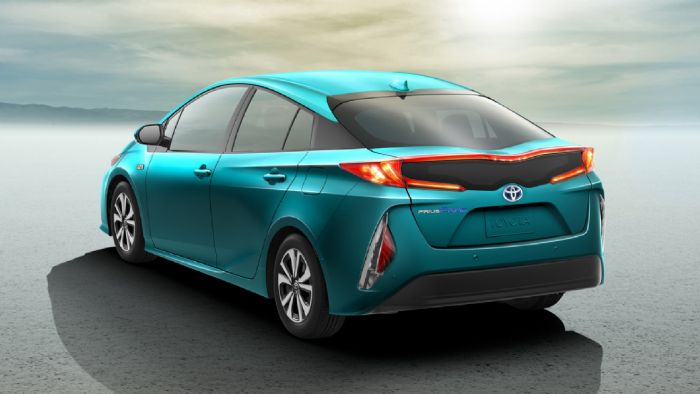 Η Toyota υπόσχεται κατανάλωση ενέργειας λιγότερη από (σε αντιστοιχία) 2,0 λτ. βενζίνης ανά 100 χλμ., την καλύτερη ανάμεσα στα υβριδικά που φορτίζουν στην πρίζα οχήματα (PHEV).
