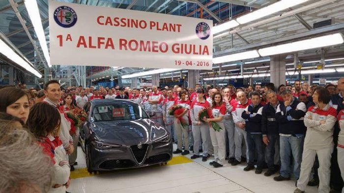 Οι άνθρωποι της εταιρείας σημείωσαν την ημερομηνία στην πινακίδα, που κρεμάστηκε πάνω από την πρώτη Giulia της γραμμής παραγωγής.