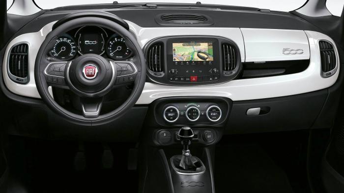 Φρεσκαρισμένο είναι το ταμπλό του Fiat 500L με βελτιώσεις στα σημεία για την εργονομία, το φινίρισμα και την φιλικότητα των ηλεκτρονικών συστημάτων προς τον χρήστη.