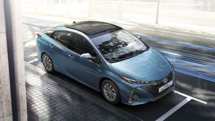 H Panasonic ξεκίνησε την παραγωγή των ηλιακών πάνελ των 180 watt, τα οποία μπορούν να τοποθετηθούν στην οροφή ενός οχήματος, με το Toyota Prius PHEV να είναι το πρώτο μοντέλο που τα αποκτά.
