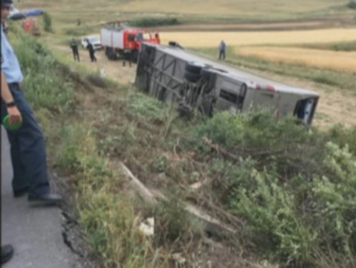 Αμέσως, έφτασε στο σημείο η Πυροσβεστική με 6 οχήματα και 15 περίπου πυροσβέστες.
