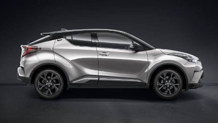 Το Toyota C-HR Limited Edition ξεχωρίζει από τις απλές εκδόσεις μέσω της δίχρωμης εξωτερικής απόχρωσης, που συνδυάζει το χρώμα Metal Stream με την μαύρη οροφή, ενώ ίδια απόχρωση έχουν η αεροτομή οροφή