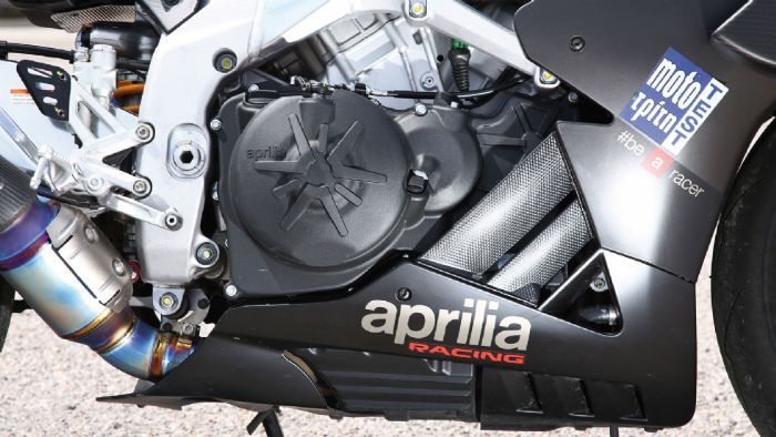 Ένας άλλος πολύστροφος κόσμος: 0 1,1 λτ. V6 της Aprilia RSV4 1100 Factory αποδίδει 217 άλογα στις 13.200 σ.α.λ. Μοναδικό σημείο συνάντησης με το GT-R οι εξατμίσεις τιτανίου…