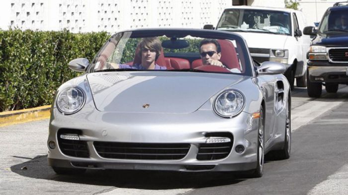 Οικολογία παντού: Ο Σβαρτσενέγκερ αγαπάει τις Porsche και κυρίως την 911 (εδώ με μια 997 Τurbo Cabrio). 

