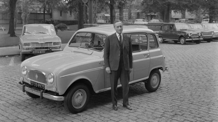 Pierre Dreyfus, o CEO της Renault, από το 1955 έως το 1975,
 μπροστά από το Renault 4.

