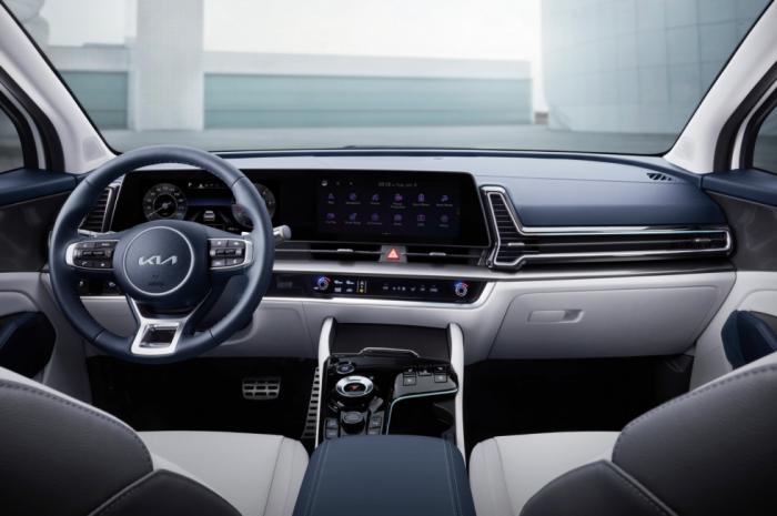 Στο εσωτερικό, το Kia Sportage προσφέρει σύγχρονο σχεδιασμό καμπίνας, με κορωνίδα την τεράστια καμπύλη οθόνη που θυμίζει το σύστημα MBUX της Mercedes-Benz.