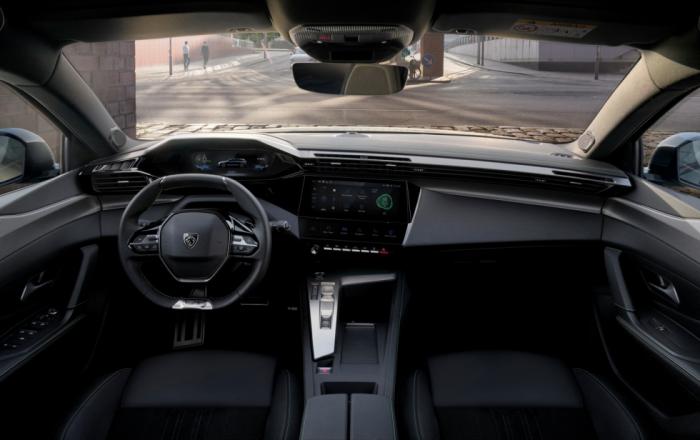 Στο εσωτερικό θα βρει κανείς το i-Cockpit.