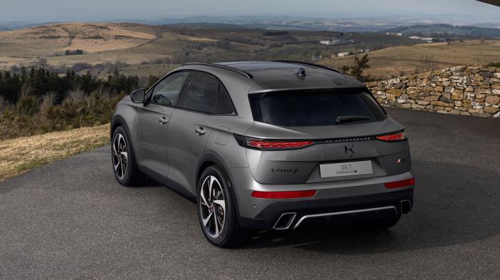Το όνομα «Crossback» που εμφανιζόντας ολογράφως πάνω στη νίκελ φάσα του απερχόμενου μοντέλου, αντικαθίσταται από το όνομα της μάρκας «DS Automobiles», που υπογράφει πλέον το πίσω μέρος. Το όνομα «Crossback» που εμφανιζόντας ολογράφως πάνω στη νίκελ φάσα του απερχόμενου μοντέλου, αντικαθίσταται από το όνομα της μάρκας «DS Automobiles», που υπογράφει πλέον το πίσω μέρος.