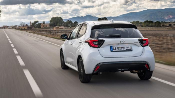 Το Mazda 2 Hybrid υπόσχεται κατανάλωση 3,8 λίτρα και 87-97 γρ./χλμ. εκπομπές CO2 (WLTP), ανάλογα με το μέγεθος των ζαντών από 15 έως 17 ίντσες. Το Mazda 2 Hybrid υπόσχεται κατανάλωση 3,8 λίτρα και 87-97 γρ./χλμ. εκπομπές CO2 (WLTP), ανάλογα με το μέγεθος των ζαντών από 15 έως 17 ίντσες.
