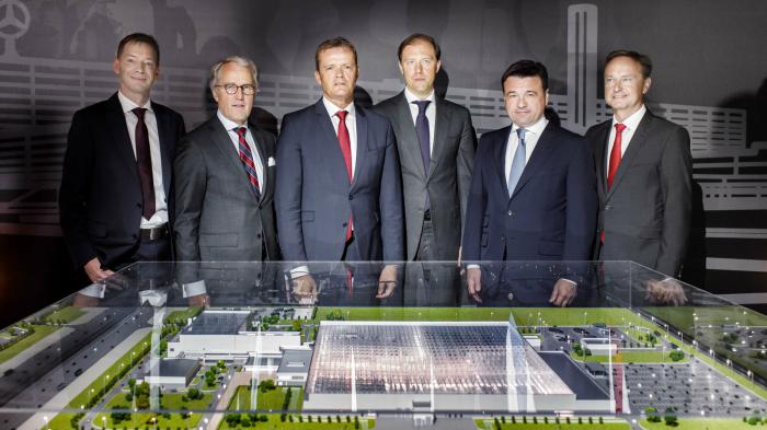 Στιγμιότυπα από την επικύρωση της συμφωνίας για το νέο εργοστάσιο της Mercedes-Benz.