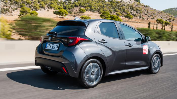 Το Yaris διαθέτει ένα all-around οδηγικό προφίλ, όντας ευέλικτο και άνετο στην πόλη, αλλά και αρκούντως ευχάριστο σε μια πιο γρήγορη διαδρομή.