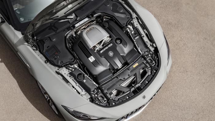 Κάτω από το καπό, βρίσκεται ο V8 κινητήρας διπλών τούρμπο των 4.000 κυβικών και θα διατίθεται σε δύο εκδόσεις SL55 και SL63, 476 και 585 ίππων αντίστοιχα.