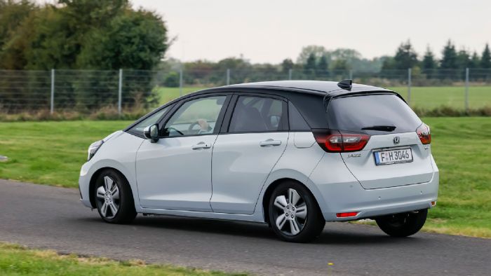 Το μοντένο καμπυλόγραμμo design του Honda Jazz με νέα φώτα και προφυλακτήρες είναι σαφώς πιο κομψό από πριν.