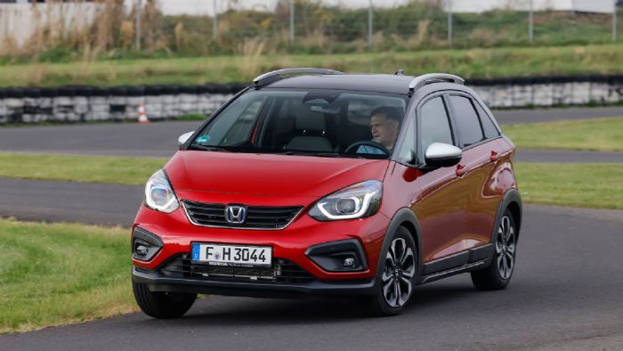 Για πρώτη φορά το Honda Jazz απέκτησε έκδοση Crosstar με crossover χαρακτηριστικά. Οι διαφορές στη σχεδίαση των προφυλακτήρων και η αυξημένη απόσταση από το έδαφος είναι εμφανείς.