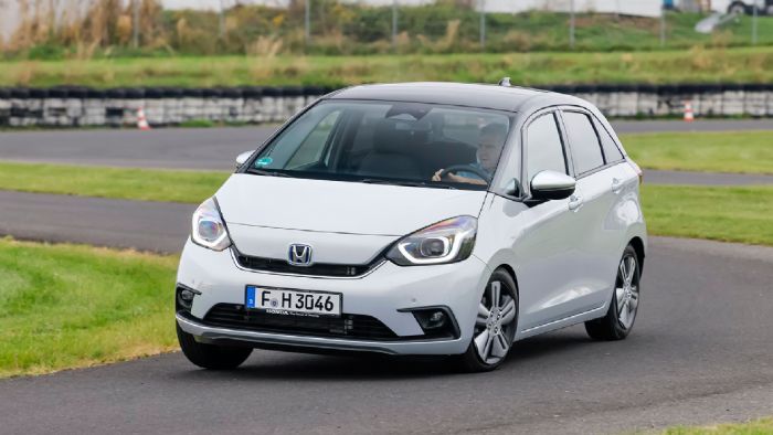 Το Honda Jazz δείχνει γρηγορα ότι είναι ένα ψηλό αυτοκίνητο, που αν μπεις φουριόζος στη στροφή, η κλίση θα γίνει αισθητή και η προοδευτική υποστροφή δε θα αργήσει να έρθει.