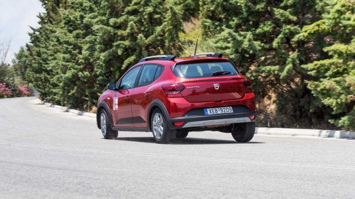 Το Sandero Stepway γέρνει λίγο παραπάνω στις στροφές, αλλά σε γενικές γραμμές είναι σταθερό και ασφαλές σχεδόν σε όλα τα τερέν.
