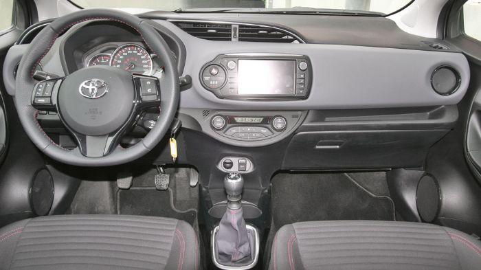 Νέα σχεδίαση και βελτιωμένη ποιότητα κατασκευής για το εσωτερικό του Toyota Yaris. 
Η βελτίωση της ηχομόνωσης είναι αισθητή στην πετρελαιοκίνητη έκδοση.
