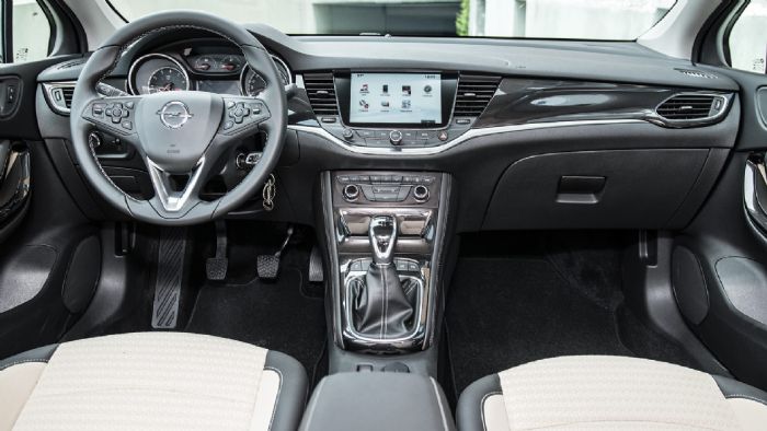 Ποιοτικό, μοντέρνο και στιβαρό είναι το ταμπλό του Opel Astra, με την οθόνη αφής να ενσωματώνεται στην κονσόλα.