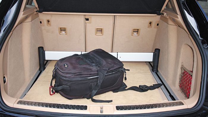 Στα 500 λτ. ο κανονικού σχήματος χώρος αποσκευών και στάνταρ ηλεκτρική πίσω πόρτα.