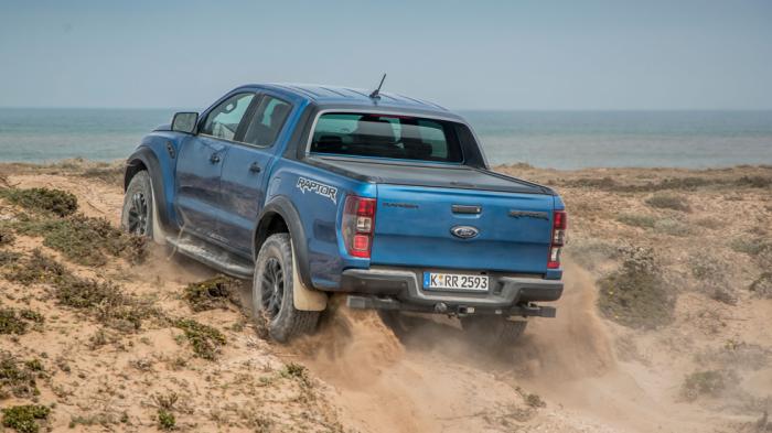 Το μήκος του Ford Ranger Raptor ανέρχεται στα 5.374 χλστ. , το πλάτος στα 2.180 χλστ. και το ύψος στα 1.873 χλστ. ενώ το μετατρόχιο ορίζεται στα 1.710 χλστ. σε αμφότερους τους 
άξονες, με το μεταξόνιο να 
φτάνει στα 3.220 χλστ..