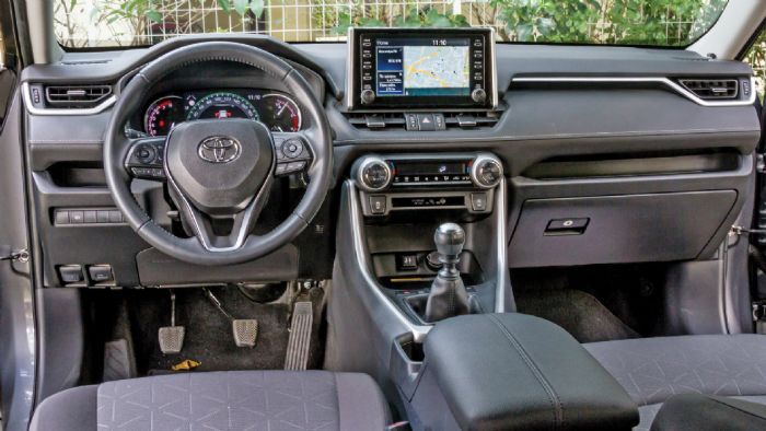 Το εσωτερικό του Toyota RAV4 σε κερδίζει με την απτή ποιότητά του, την εργονομία του και την σύγχρονη εικόνα του.
Το εσωτερικό του Toyota RAV4 σε κερδίζει με την απτή ποιότητά του, την εργονομία του και την σύγχρονη εικόνα του.