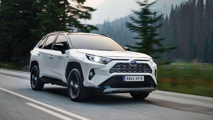 Η 5η γενιά του Toyota RAV4, που πριν από ¼ του αιώνα ίδρυσε ουσιαστικά την κατηγορία των SUV, ήρθε με μεγαλύτερες διαστάσεις, κορυφαία πρακτικότητα, μοντέρνες τεχνολογίες, μεγάλες εκτός δρόμου ικ Η 5η γενιά του Toyota RAV4, που πριν από ¼ του αιώνα ίδρυσε ουσιαστικά την κατηγορία των SUV, ήρθε με μεγαλύτερες διαστάσεις, κορυφαία πρακτικότητα, μοντέρνες τεχνολογίες, μεγάλες εκτός δρόμου ικ