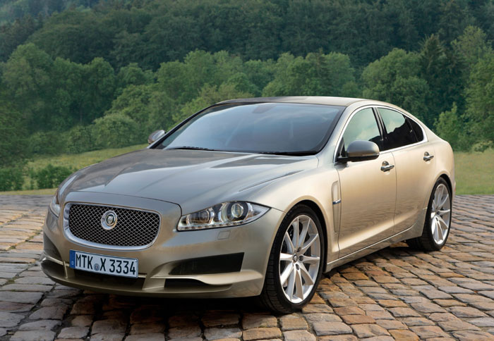 Κομβική θέση στη νέα προϊοντική γκάμα της Jaguar αναμένεται να έχει το νέο μεσαίο σεντάν που ήδη κλέβει τις εντυπώσεις με την εμφάνισή του (κατασκοπευτική φωτογραφία)