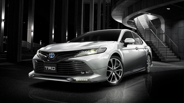Όσον αφορά στην εμφάνιση του Camry με το TRD πακέτο, αυτή χαρακτηρίζεται από έναν διαφορετικής σχεδίασης πρόβολο. Όσον αφορά στην εμφάνιση του Camry με το TRD πακέτο, αυτή χαρακτηρίζεται από έναν διαφορετικής σχεδίασης πρόβολο.