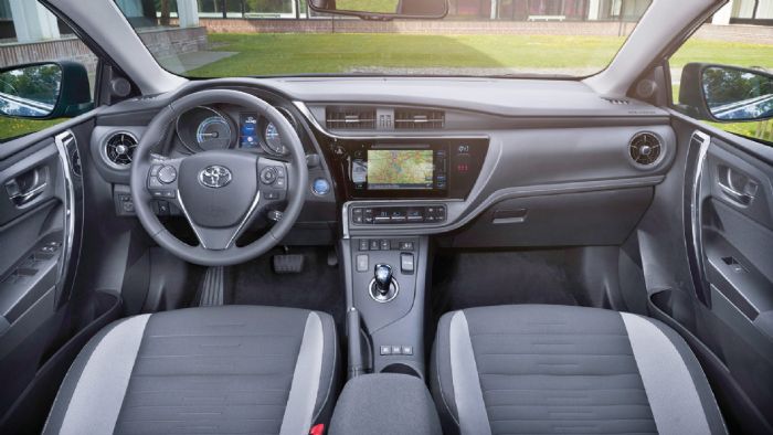 Πολύ καλό ποιοτικά και όμορφο στη σχεδίαση είναι το εσωτερικό του Toyota Auris. Η μεγάλη οθόνη με τα κουμπιά αφής χαρίζει ένα high tech προφίλ.