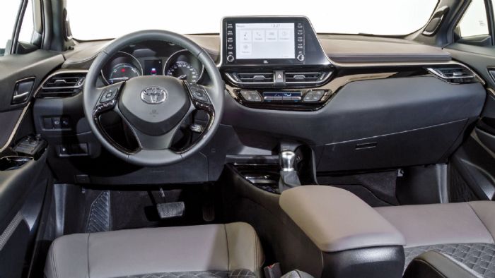 Όμορφος και ποιοτικός είναι ο διάκοσμος στο εσωτερικό του νέου Toyota C-HR με την εικόνα του να παραμένει σύγχρονη και έντονα οδηγοκεντρική.