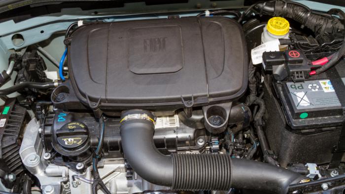 Το υβριδικό σύστημα του Fiat 500 με τον 3κύλινδρο του ενός λίτρου και την ηλεκτρική γεννήτρια  κρατά την κατανάλωση χαμηλά, στα 5,1 λτ/100 χλμ. ενώ ολοκληρώνει το 0-100 χλμ./ώρα σε 13,8 δλ..