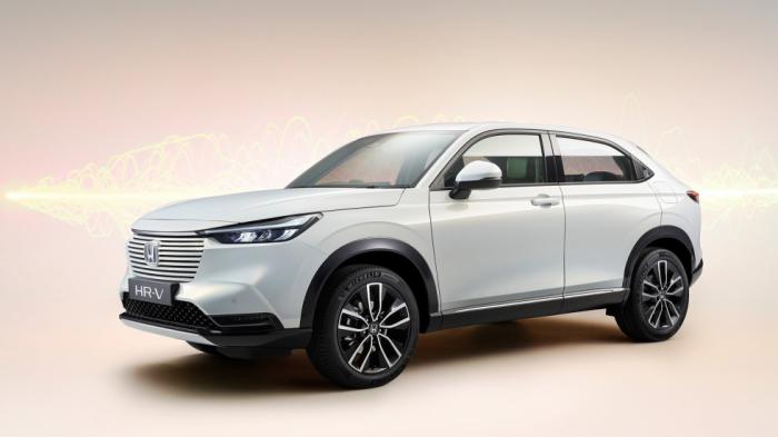 Το νέο Honda HR-V χρησιμοποιεί το υβριδικό σύστημα που πρωτοείδαμε στο Jazz, αλλά με αυξημένη απόδοση. Το σύστημα της Honda απαρτίζεται από δύο ισχυρούς ηλεκτροκινητήρες μικρών διαστάσεων, ο οποίοι συ