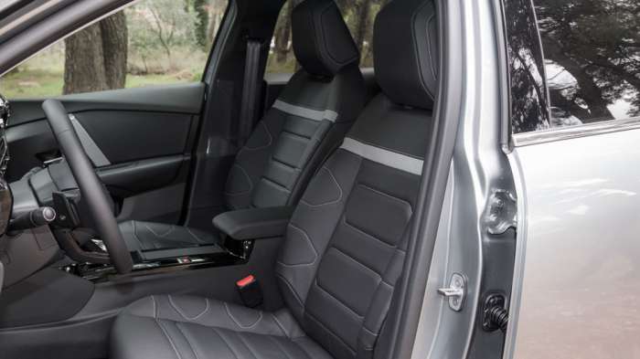 Τα αναπαυτικά εμπρός καθίσματα Advanced Comfort έχουν έξτρα αφρό πάχους +15 χλστ., ανάγλυφες επιφάνειες και προσφέρουν καλύτερη στάση σώματος.
