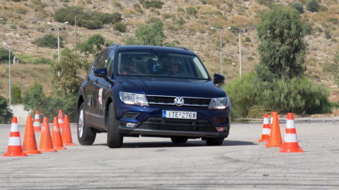 Ακόμη και πέρα από το όριο η υποστροφή στο VW Tiguan είναι ελεγχόμενη, με το ESP να μειώνει αισθητά την ταχύτητα του αυτοκινήτου (στη φωτο το pre-facelift μοντέλο που δεν έχει διαφορές σε μηχανικά μέρ