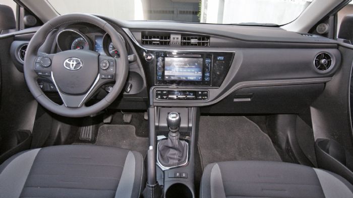 Το εσωτερικό του Toyota Auris ακολουθεί τα γενικότερα υψηλά στάνταρ στο πεδίο της ποιότητας, των μοντέλων της ιαπωνικής φίρμας.