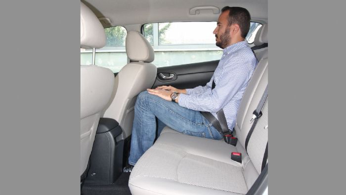 Οι επιβάτες του Nissan Pulsar έχουν στη διάθεσή τους πολύ άνετο χώρο για τα γόνατά τους.