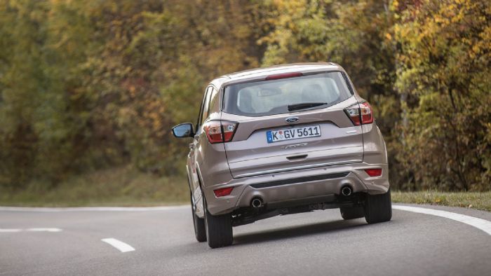 Το Kuga είναι το νεώτερο μέλος της οικογένειας Ford Vignale και διατίθεται σε 3 μόνο χρώματα: Absolute Black Magnetic, White Platinum και Milano Grigio, όπως αυτή της δοκιμής μας.