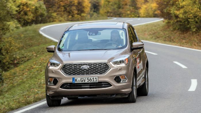 Το Ford Kuga Vignale λίγα χάνει από το ευχάριστο και οδηγοκεντρικό προφίλ των απλών εκδόσεων και αυτά λόγω βάρους.