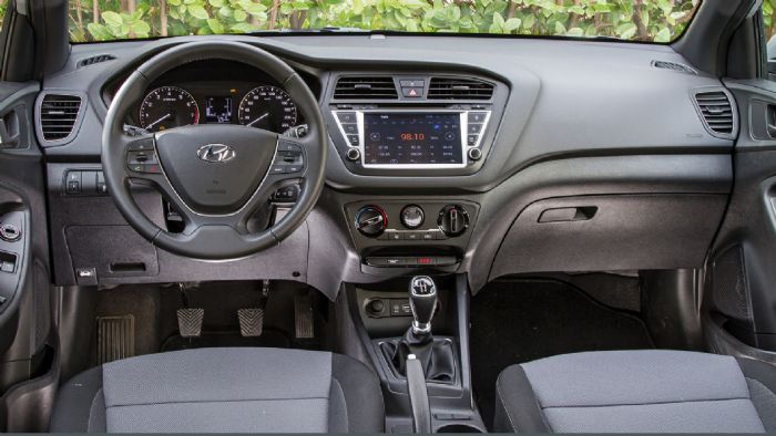 Καλαίσθητο, σύγχρονο και πολύ πρακτικό είναι το εσωτερικό του Hyundai i20, 208 το οποία παρουσιάζει επιπλέον και καλή ποιότητα κατασκευής.
