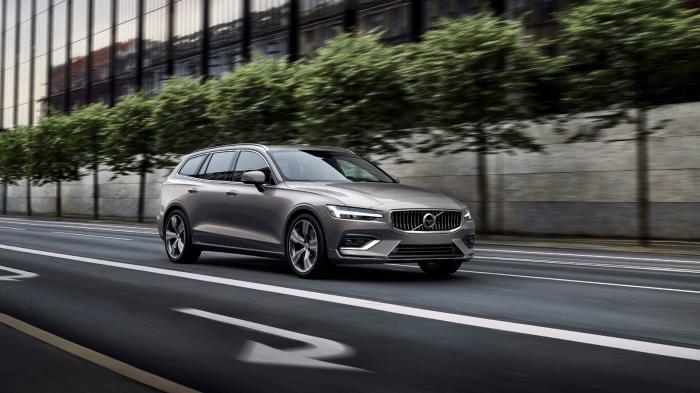Το νέο V60 υιοθετεί τη σχεδιαστική φιλοσοφία της Volvo παίρνοντας έμπνευση από τον SUV αδελφό του, XC60.


