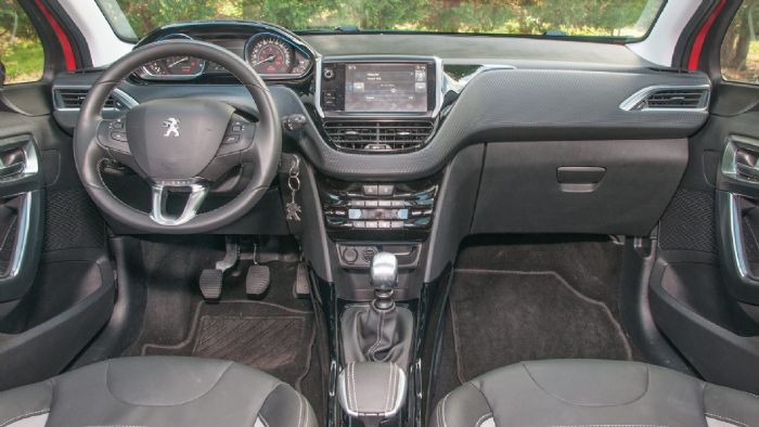 Το εσωτερικό του Peugeot 2008 είναι minimal, αλλά μοντέρνο στη σχεδίαση, πολύ ποιοτικό και 
ευρύχωρο.