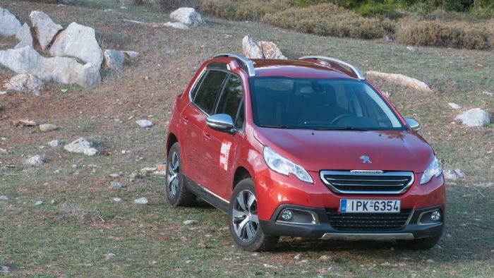 Το Peugeot 2008 συνδυάζει στοιχεία από διαφορετικές κατηγορίες. Το συγκεκριμένο εφοδιάζεται με τον πετρελαιοκινητήρα 1,6 ΒlueHDi 120 ίππων.