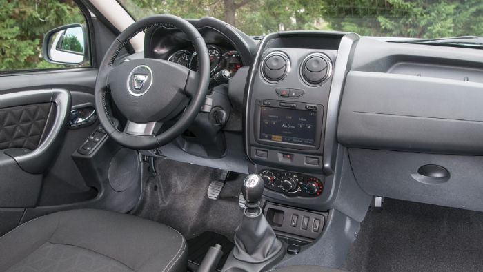 Στο εσωτερικό του Dacia Duster η εικόνα είναι λιτή ενώ η ποιότητα των υλικών είναι μέτρια. 