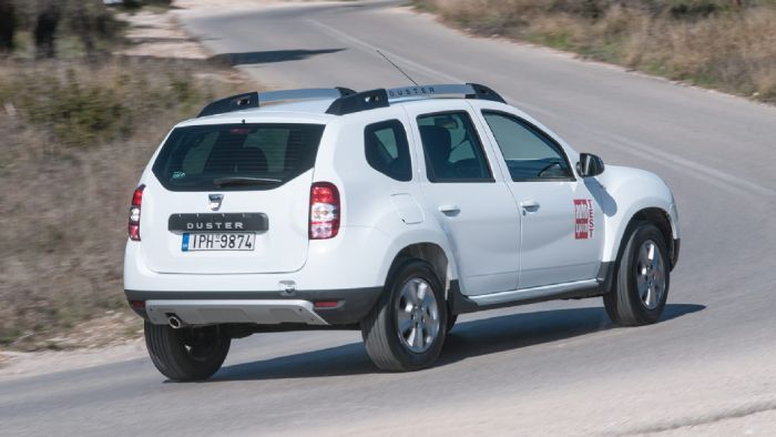 Το Duster μπορεί να κινηθεί άνετα 
εκτός δρόμου, αλλά και με ασφάλεια στην άσφαλτο παρά τις κλίσεις του αμαξώματος. 