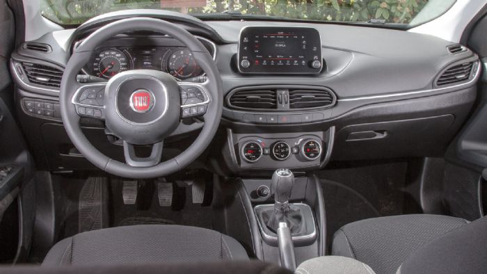 Μοντέρνο αισθητικά είναι το εσωτερικό του Fiat Tipo χάρη και στην μεγάλη οθόνη αφής στο κέντρο του ταμπλό. 