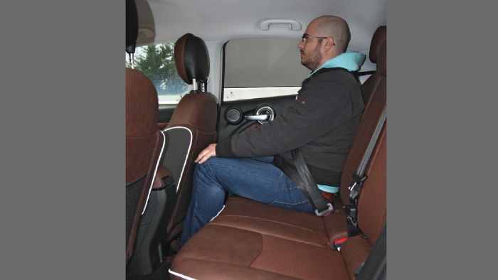 Στο πίσω κάθισμα του Fiat 500Χ μπορούν να φιλοξενηθούν με άνεση 4 επιβάτες.