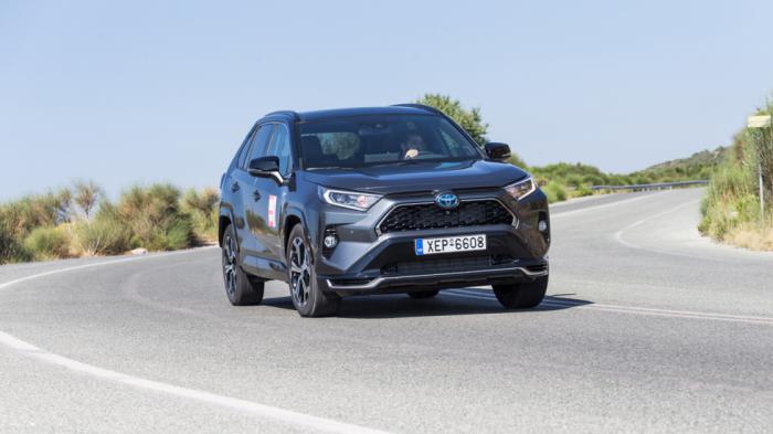 Το RAV4 PHEV είναι εστιασμένο στην άνεση και στην παροχή ποιοτικής κύλισης, με τις λακκούβες και τις κακοτεχνίες να γίνονται μια χαψιά στο διάβα του. Το RAV4 PHEV είναι εστιασμένο στην άνεση και στην παροχή ποιοτικής κύλισης, με τις λακκούβες και τις κακοτεχνίες να γίνονται μια χαψιά στο διάβα του.